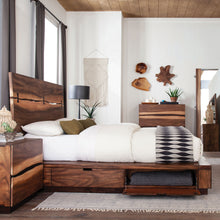 Load image into Gallery viewer, Winslow Queen &amp; E.King Bed