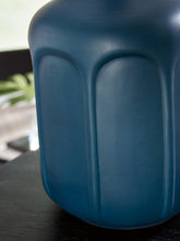 Load image into Gallery viewer, Gierburg Table Lamp